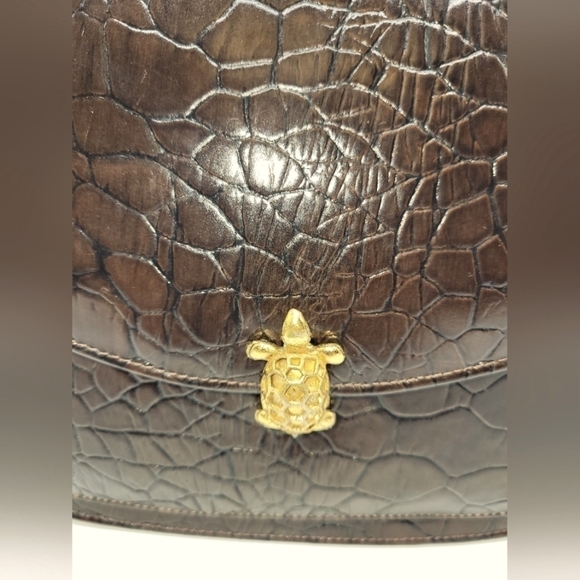Vintage Brown Crocks embossed Small purse with Gold Turtle Accents Closure - Picture 2 of 16